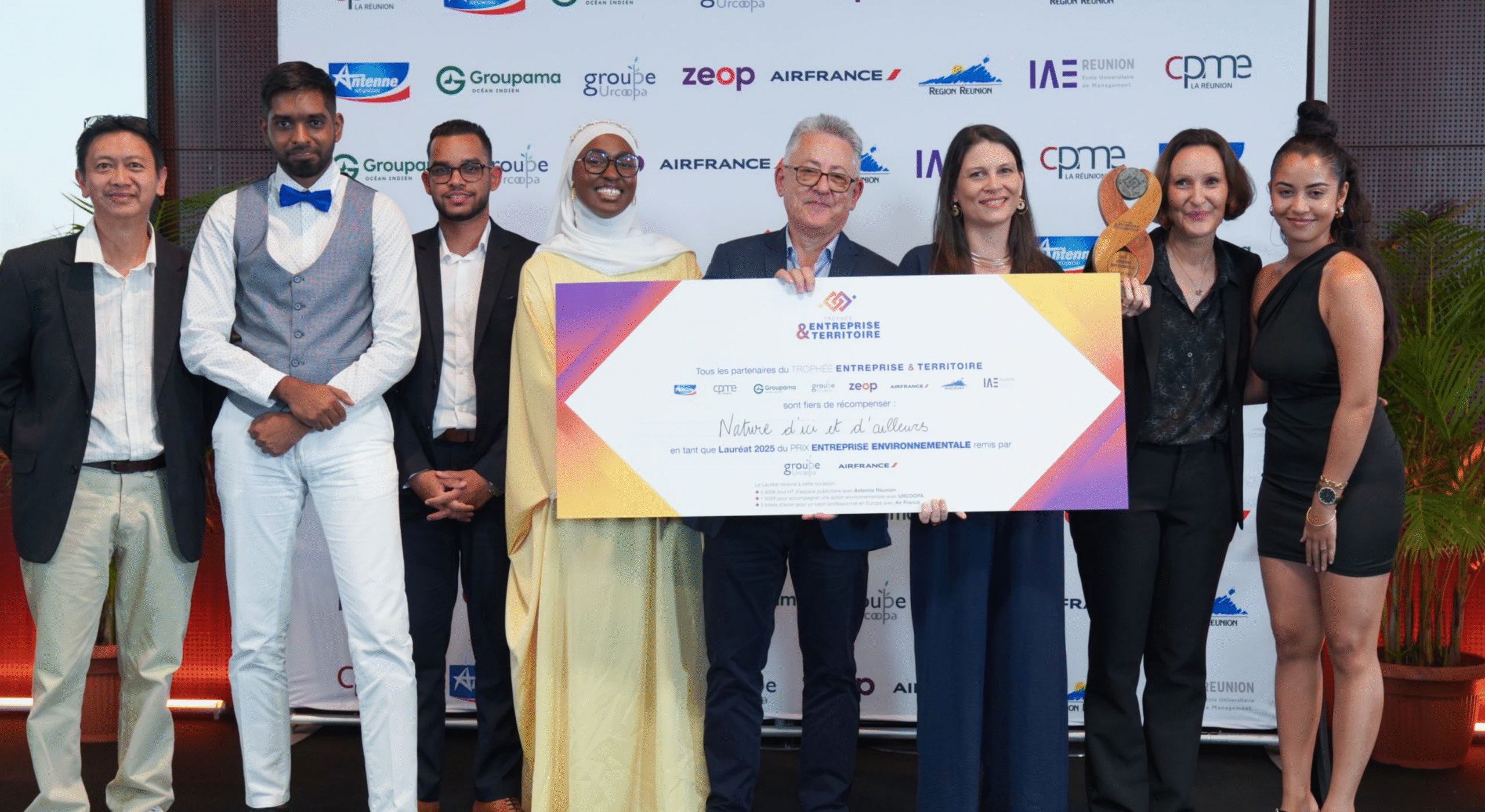 Photo de l’équipe lauréate recevant le Prix Environnemental du Trophée Entreprise & Territoire 2025. Une distinction qui célèbre plus de dix années de valorisation des plantes médicinales et aromatiques de La Réunion, d’innovation respectueuse de la biodiversité, et de collaboration avec des acteurs locaux engagés.