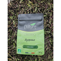 Sachet d’infusion d’Ayapana Nature d’ici et d’ailleurs posé sur des feuilles séchées de la plante, produit disponible en pharmacie et en magasins à La Réunion.